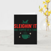 Sleighin' It One Coffee At A Time _ Funny Christma Kaart (Gele Bloem)