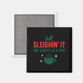 Sleighin' It One Coffee At A Time _ Funny Christma Magneet (Voorkant / Achterkant)