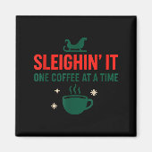 Sleighin' It One Coffee At A Time _ Funny Christma Magneet (Voorkant)