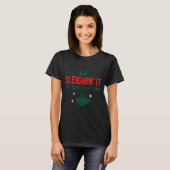 Sleighin' It One Coffee At A Time _ Funny Christma T-shirt (Voorkant volledig)