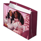 Sleighin' Sisters Feestelijk Lachen Pastel Roze Groot Cadeauzakje (Voorkant Gekanteld)