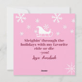 Sleighin' Sisters Feestelijke Lach Pastel Roze Feestdagenkaart (Achterkant)