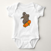 Sleuf als Skater met skateboard Romper (Voorkant)