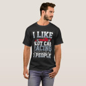 Sleuf-auto met racebesturing met racer t-shirt (Voorkant volledig)