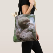 Sleuf Baby met moeder die van een boom hangt Tote Bag (Dichtbij)