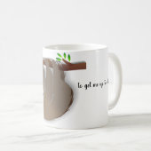 Sleuf met lage snelheid die op een boomtak hangt koffiemok (Voorkant rechts)