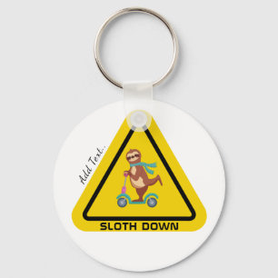 Sleuf omlaag   Funny Sloth Riding Scooter Sjabloon Sleutelhanger