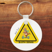 Sleuf omlaag | Funny Sloth Riding Scooter Sjabloon Sleutelhanger (Voorkant)