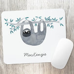 Sleuf - persoonlijk geluid muismat<br><div class="desc">Kute waterverf sloth, perfect voor dierenvrienden, met de typografie van de manuscriptdouanenaam. Verander of verwijder de naam om te personaliseren. Originele kunst van Nic Squirrell.</div>