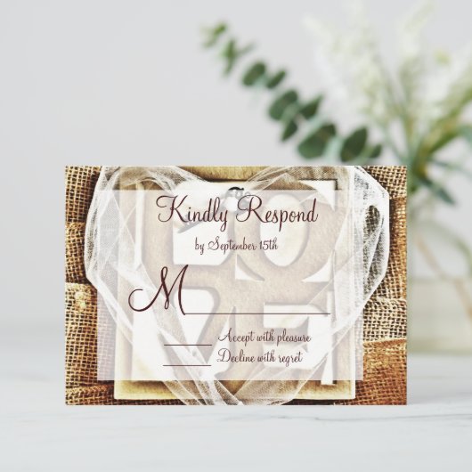 Sleutel voor haar Heart Rustic Burlap Wedding RSVP (Staand voorkant)