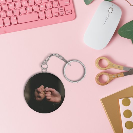 Sleutelhanger handen aanraken