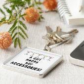 SLEUTELHANGERS, EEN MEISJE BEHOEFT HAAR ACCESSOIRE SLEUTELHANGER (Zijkant)