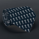 sleutelpatroon op marineblauw onroerend goed stropdas<br><div class="desc">Uw klanten zullen van dit actuele skelet-sleutelpatroon houden. Ideaal voor makelaars in onroerend goed en voor degenen die huizen renoveren. Op een donkerblauwe achtergrond. De achtergrond kan in om het even welke aangewezen kleur worden veranderd. Ook geweldig voor motivatie sprekers die bijvoorbeeld de sleutel in handen houden van een geheime...</div>