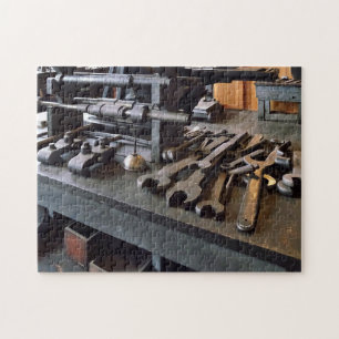 Sleutels en oliekan in machinewerkplaats legpuzzel
