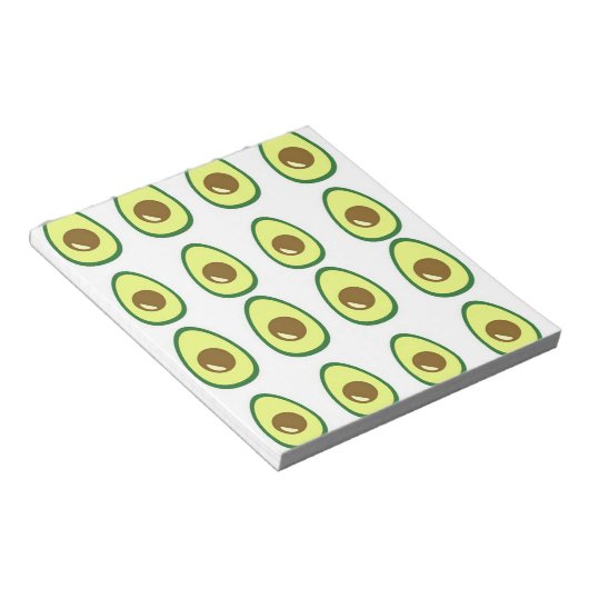 Slicte groene avocado op wit notitieblok (Schuin)