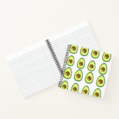 Slicte groene avocado op wit notitieboek (Binnen)