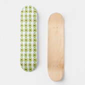 Slicte groene avocado op wit persoonlijk skateboard (Voorkant)