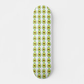 Slicte groene avocado op wit persoonlijk skateboard (Voorkant)