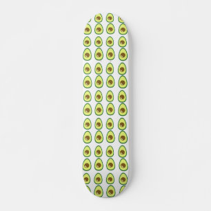 Slicte groene avocado op wit persoonlijk skateboard