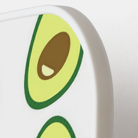 Slicte groene avocado op wit pickleball paddle (Links Detail)