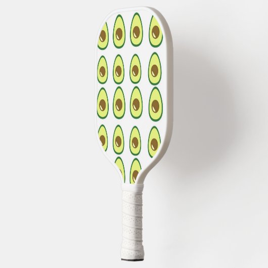 Slicte groene avocado op wit pickleball paddle (Links)