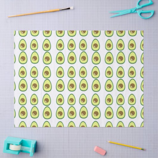 Slicte groene avocado op wit tissuepapier (Craft)
