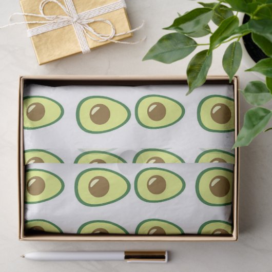 Slicte groene avocado op wit tissuepapier (Geschenk)