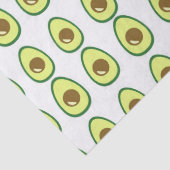 Slicte groene avocado op wit tissuepapier (Detail)