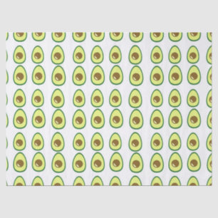 Slicte groene avocado op wit tissuepapier