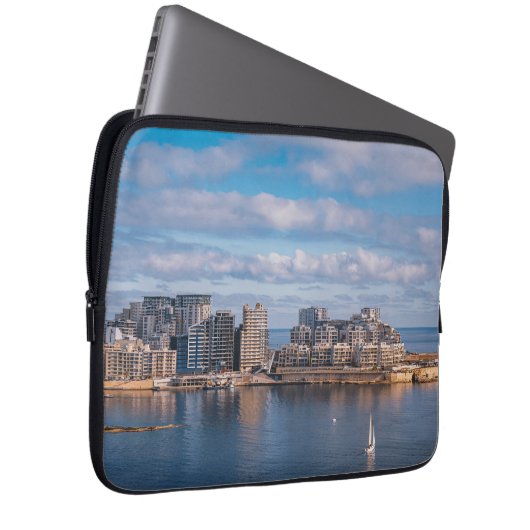 Slijmhaven en wolkenkrabbers op Malta Laptop Sleeve (Voorkant Rechts)