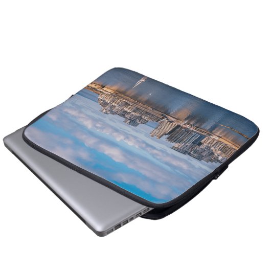 Slijmhaven en wolkenkrabbers op Malta Laptop Sleeve (Voorkant onderkant)