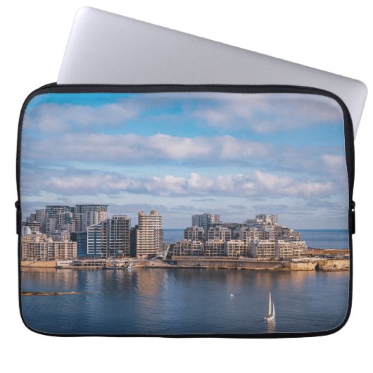 Slijmhaven en wolkenkrabbers op Malta Laptop Sleeve (Voorkant)