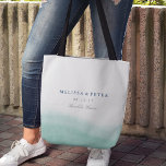 Slijmrijftrekbruiloft Tote Bag<br><div class="desc">Geef je gasten van de bestemmings bruiloft met onze persoonlijke canvas tas. Een perfecte keuze voor trouwlassen of gunsten, tassen coördinaten met ons collectie voor zeeglazen, en voorzien van een droomachtige waterverf onderaan in pure zeeglazen groen. Voeg de namen van het paar, de trouwdatum, en de trouwplaats in grijs en...</div>