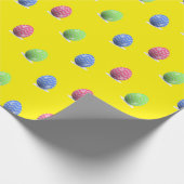 Slijppaaseieren op geel cadeaupapier (Hoek)