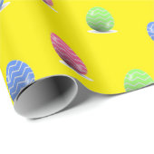 Slijppaaseieren op geel cadeaupapier (Rol Hoek)