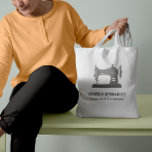 Slijpspanning van de  naaimachine voor buisvormig  tote bag<br><div class="desc">Een elegante budgettas voor kleermakers,  naadloze tapes,  mode ontwerpers,  stylists en nog veel meer,  met een  illustratie van de naaimachine in grijze kleuren met twee regels aangepaste tekst in wit. De kleur van de naaimachine is bewerkbaar.</div>