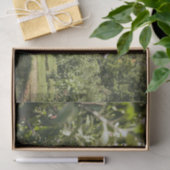 Slim ogende rode schuur genesteld in een veld van  tissuepapier (Geschenk)