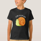 Slime Feelin Good Funny Snail Pun Dark BG T-shirt (Voorkant)