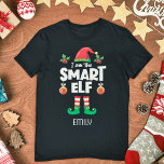 Slimme elf-familie die kerstnaam bij elkaar past t-shirt<br><div class="desc">Met dit humoristische Smart elf-T-shirt dat deel uitmaakt van een bijpassend collectie voor huiseigenaars dat geschenken bevat voor elk lid van het gezin, ga je de feestdagen in. Deze t-shirt is perfect voor elke kerstgezinshereniging en heeft een schattig pet en leuke poten met de titel "Ik ben de Smart elf"...</div>