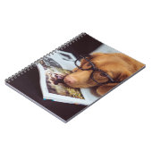 Slimme hond met bril op een Boek Notitieboek (Linkerzijde)
