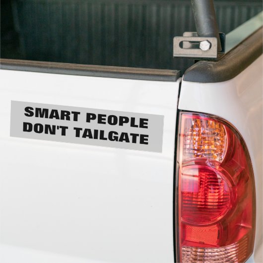 Slimme mensen zijn geen Tailgate. Bumpersticker (Op Truck)