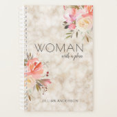 Slimme vrouw met een bloemplan gepersonaliseerd planner (Voorkant)