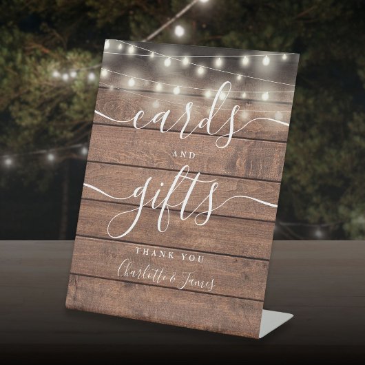 Slingerende Lichtjes Rustieke Houten Kaarten En Ca Reclamebord Met Voetstuk