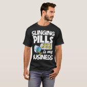 Slinging Pills Is My Business Funny Pharmacist Pha T-shirt (Voorkant volledig)