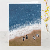 Slippers in het zand op het strand kaart (Gele Bloem)