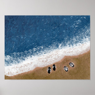Slippers op het strandzand poster