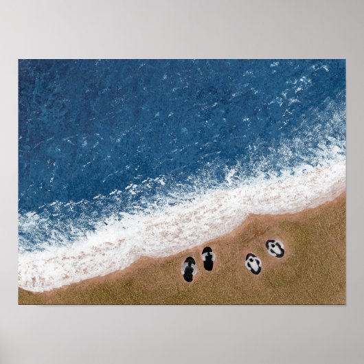 Slippers op het strandzand poster (Voorkant)