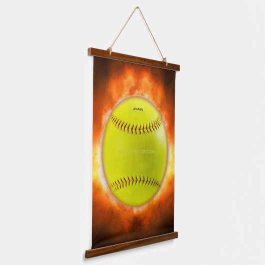 SlipperyJoe's gele softbal vuurbal vlammen rasp Hangend Wandkleed (Gebogen)