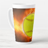 SlipperyJoe's gele softbal vuurbal vlammen rasp Latte Mok (Linkerhoek)