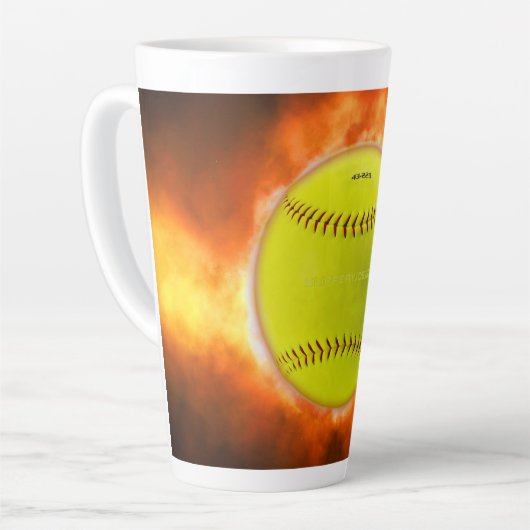 SlipperyJoe's gele softbal vuurbal vlammen rasp Latte Mok (Linkerhoek)